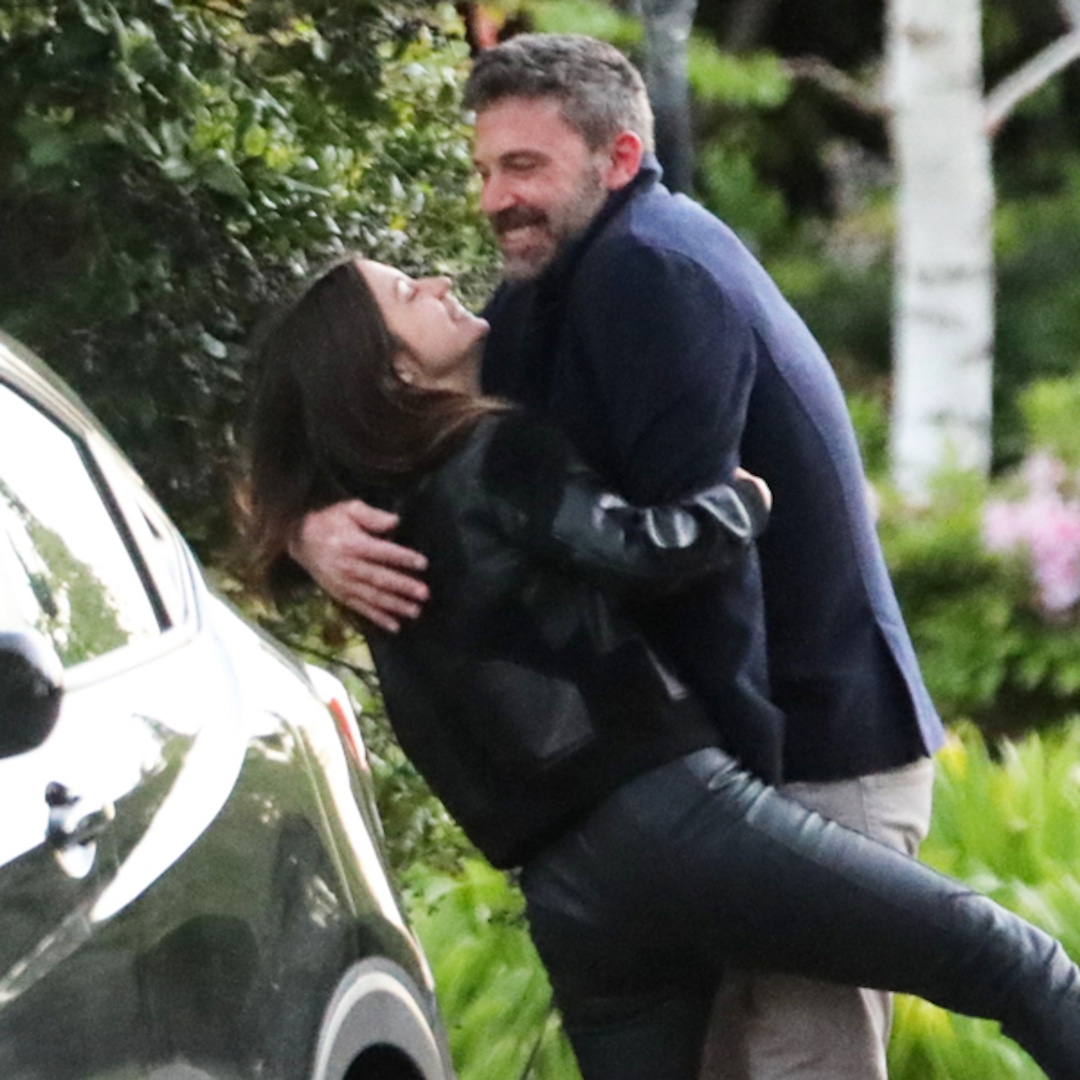 Ben Affleck and Ana de Armas Spotted Kissing During PDA-Filled Walk